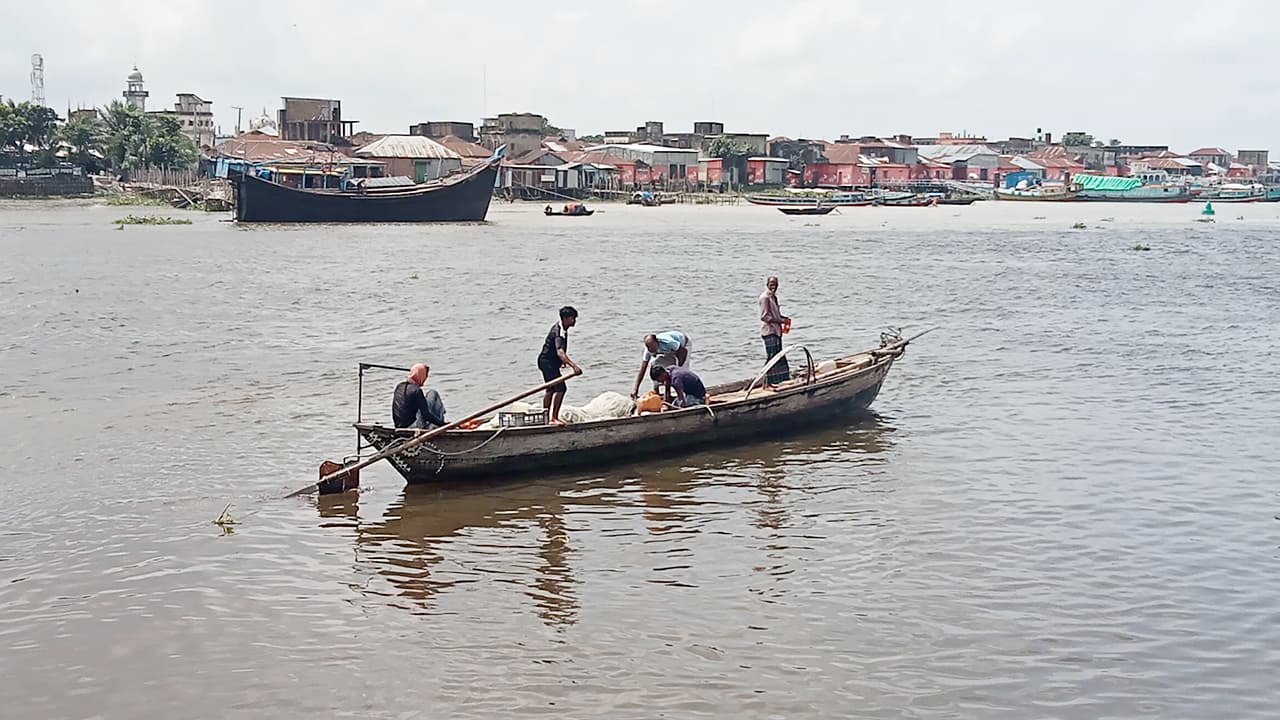 মধ্যরাত থেকে শুরু ইলিশ ধরায় নিষেধাজ্ঞা image