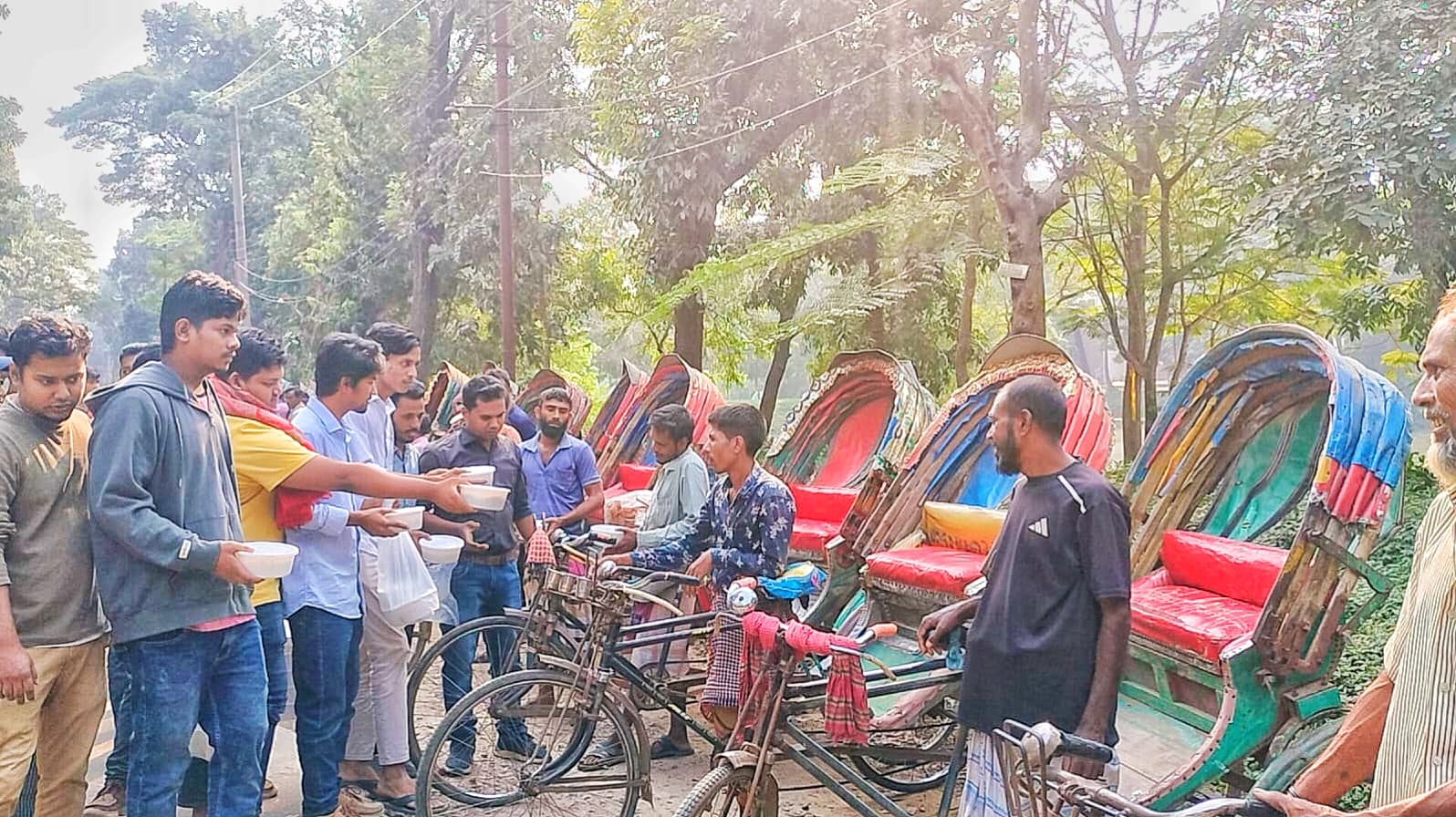 খালেদা জিয়ার সুস্থতা কামনায় জাবিতে সুবিধাবঞ্চিতদের মাঝে খাদ্য বিতরণ image