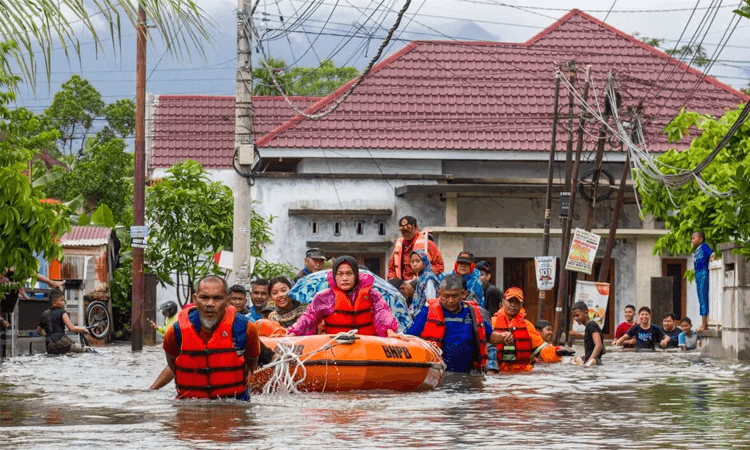 ইন্দোনেশিয়ায় বন্যা ও ভূমিধসে মৃত্যু বেড়ে ২০০ : পশ্চিম সুমাত্রায় নিখোঁজ অন্তত ৯০ image