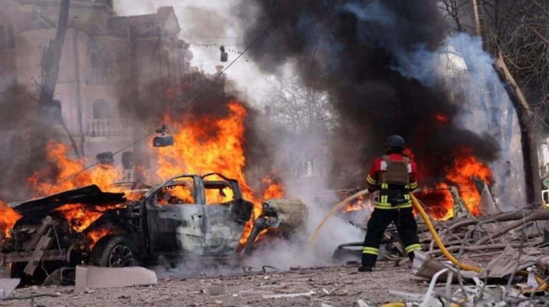 রাশিয়ার হামলায় ইউক্রেনে আবাসিক ভবন ধ্বংস; আহত অন্তত ২৬ জন। image