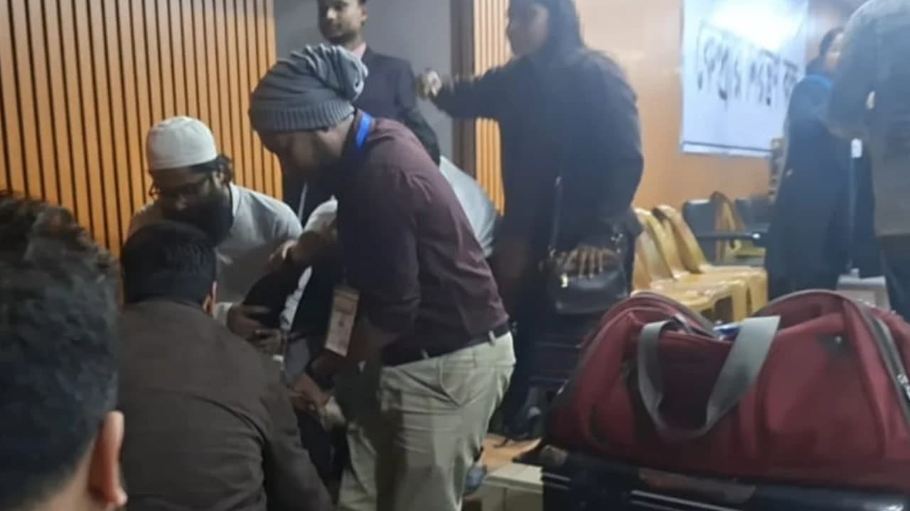 জকসুর ব্যালট বাক্স খুলতে গিয়ে আঘাত, জ্ঞান হারালেন পোলিং এজেন্ট | জবি নির্বাচন ২০২৬