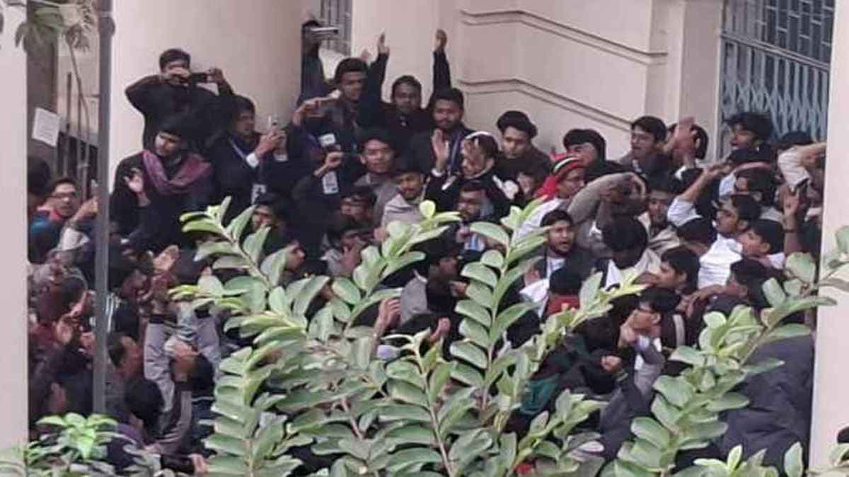 জকসু নির্বাচন স্থগিতের প্রতিবাদে বিক্ষোভ মিছিলImage