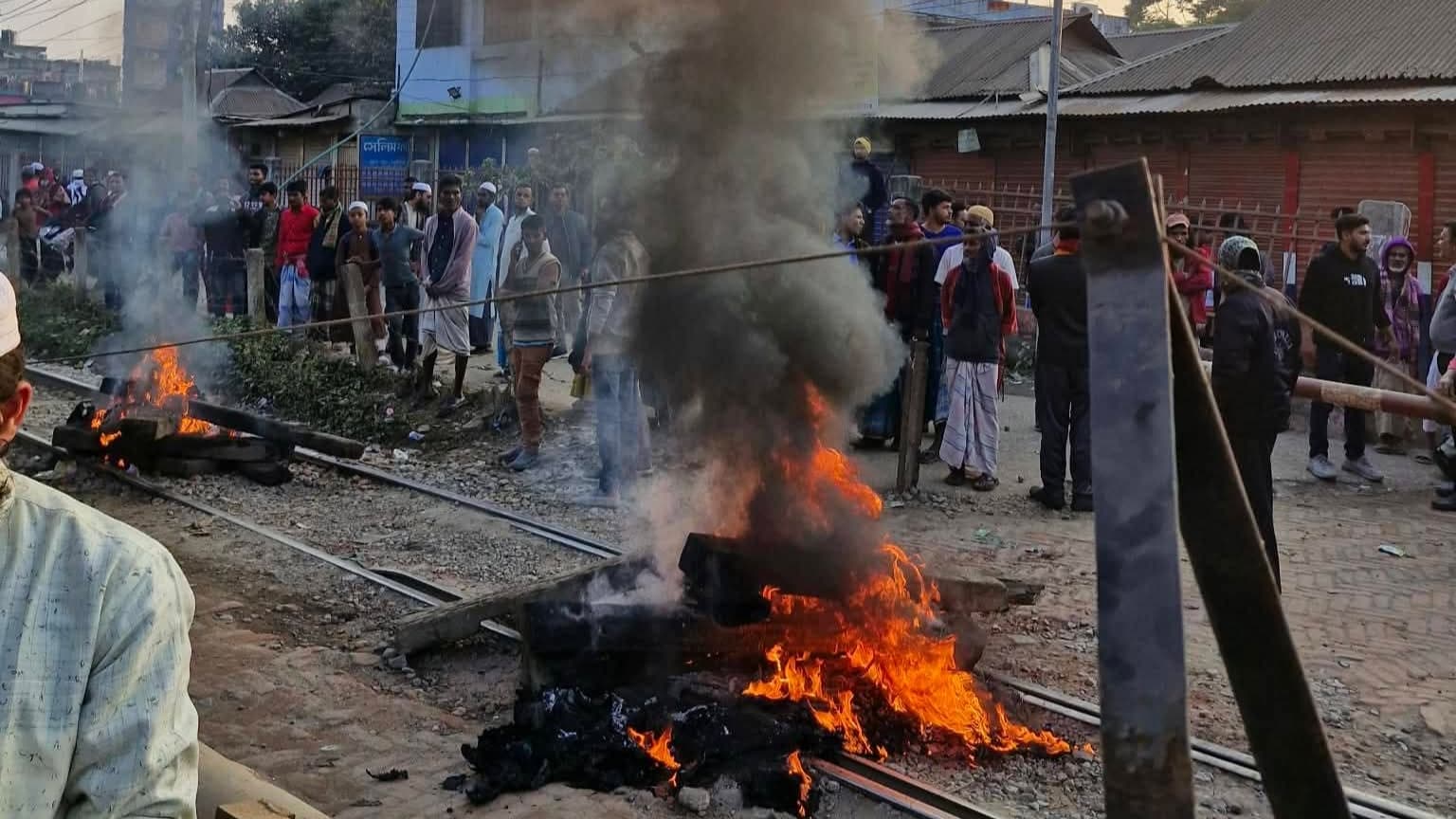 বিএনপির প্রার্থী পরিবর্তনের দাবিতে ঢাকা–ময়মনসিংহ রেললাইন অবরোধ, ট্রেন চলাচল বন্ধImage